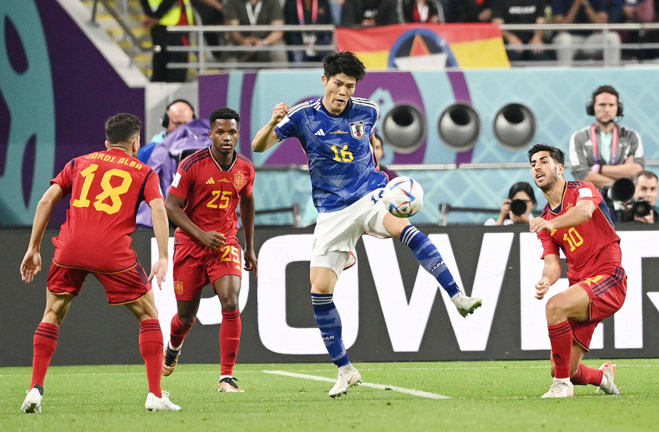 日本対スペイン　後半、クリアする冨安（右から2人目）（2022年12月1日撮影）