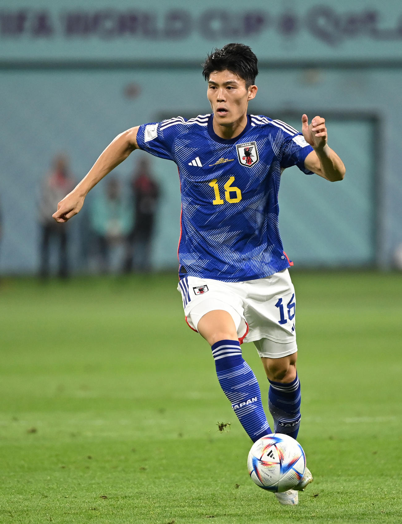 ドイツ戦、ドリブルする冨安健洋（2022年11月23日撮影）