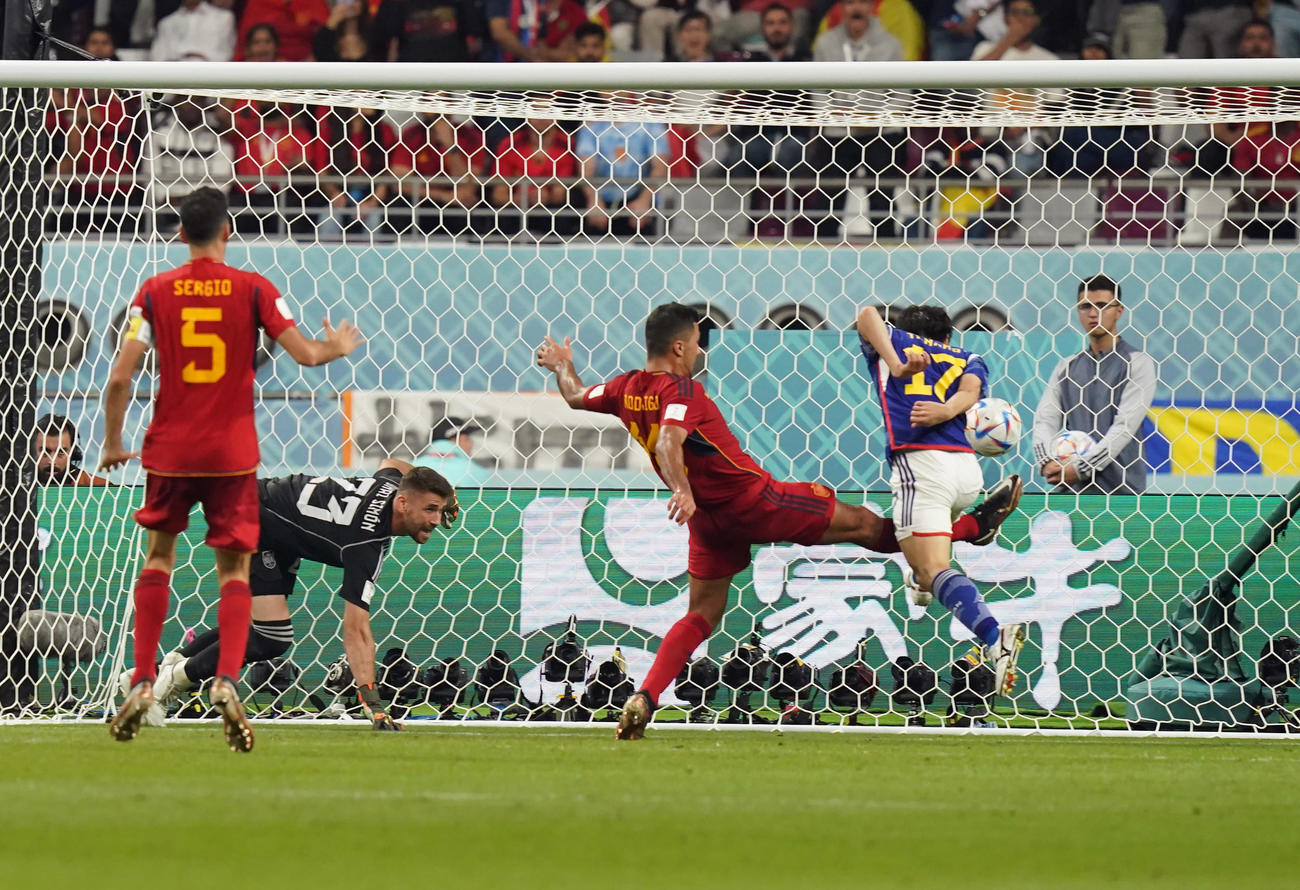 日本対スペイン　後半、身体で押し込み勝ち越しゴールを奪う田中碧（2022年12月1日撮影）
