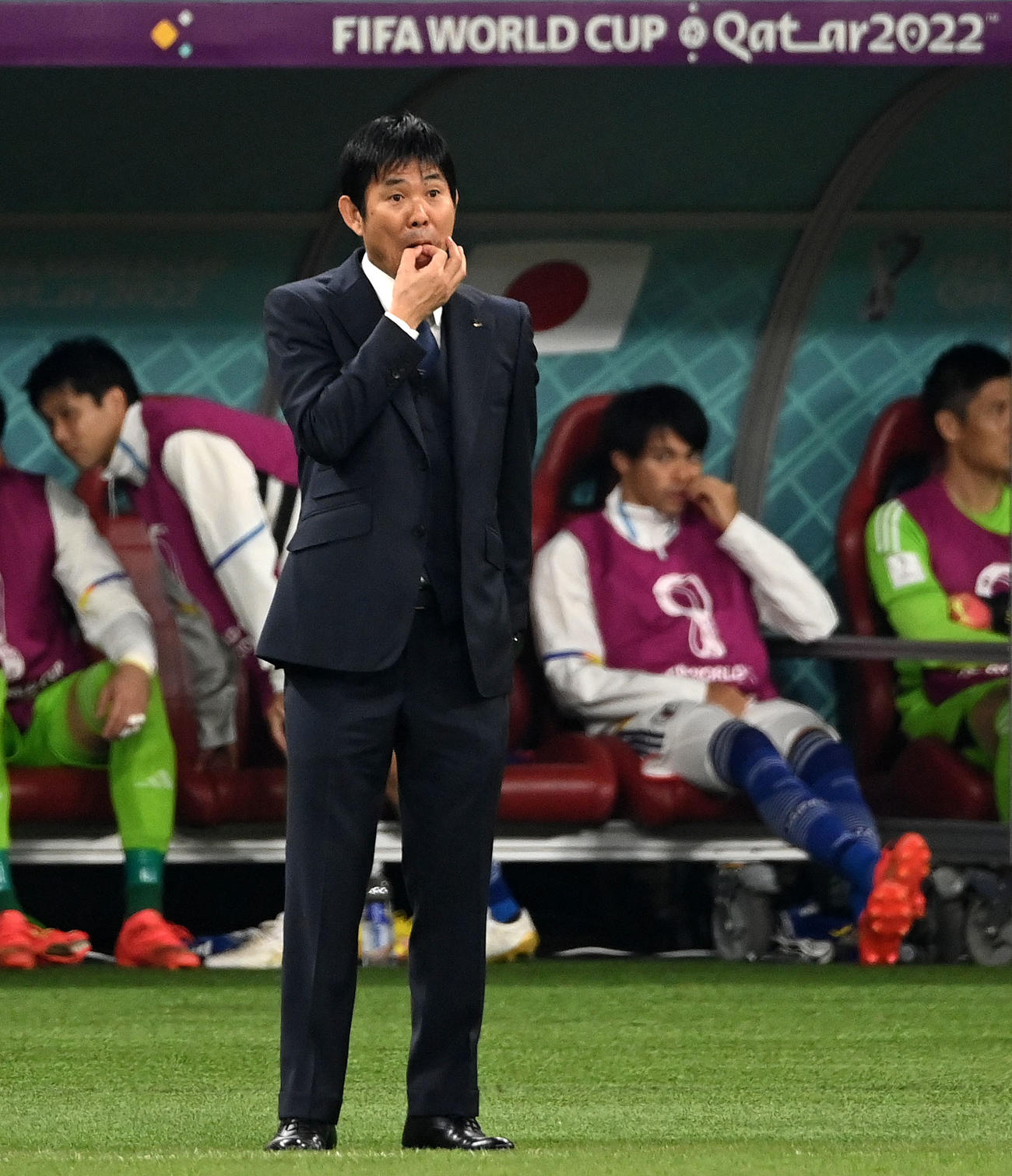 日本対スペイン　前半、失点直後に選手に指示を出す森保監督（撮影・横山健太）