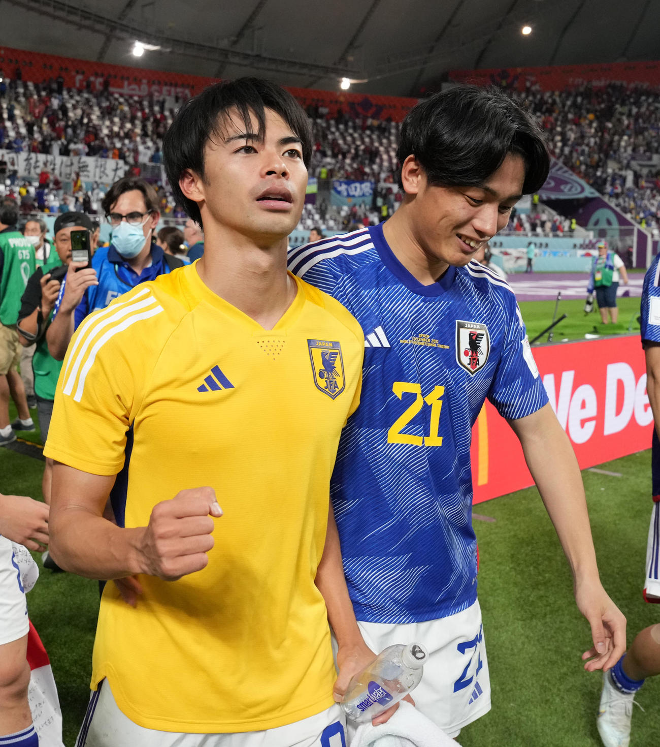 日本対スペイン　試合を終えガッツポーズする三笘薫。右は上田綺世（2022年12月1日撮影）
