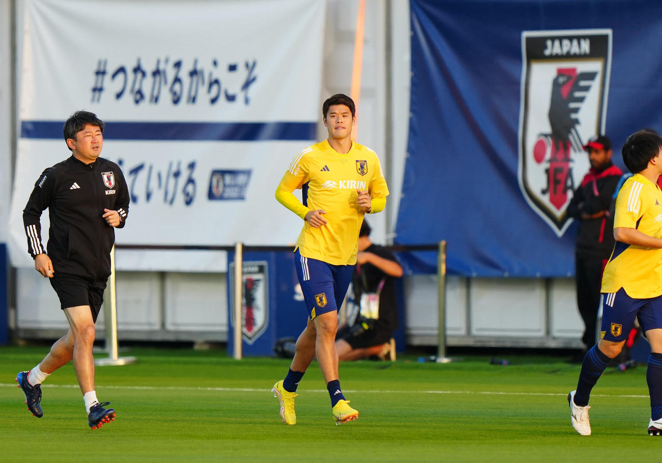ランニングする酒井（中央）（撮影・江口和貴）