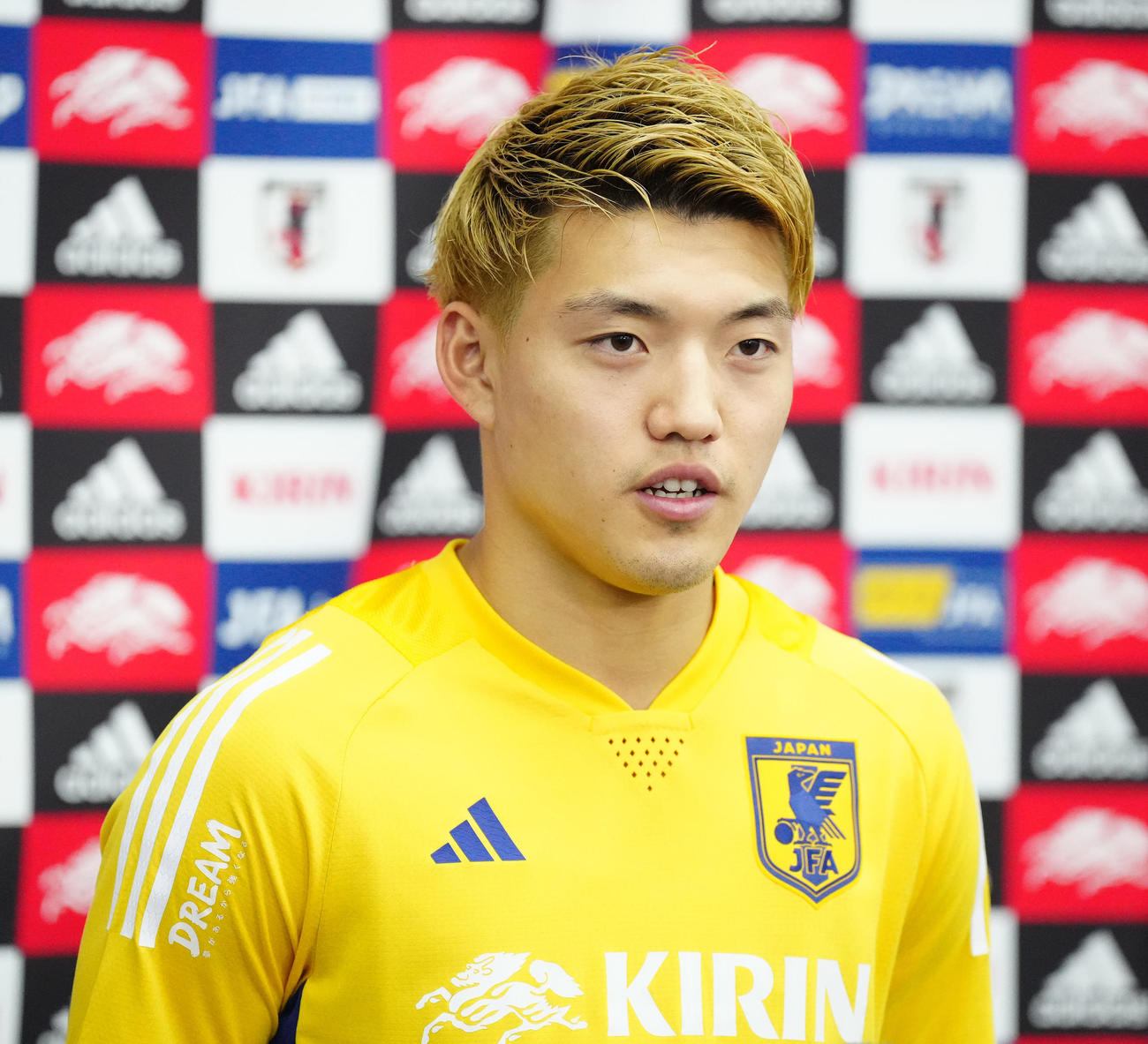 練習後、取材に応じる堂安（撮影・江口和貴）
