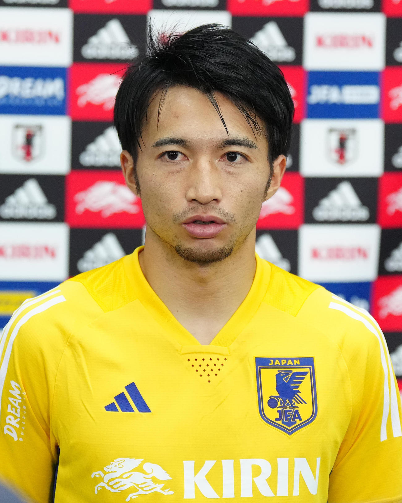 練習後、取材に応じる柴崎（撮影・江口和貴）