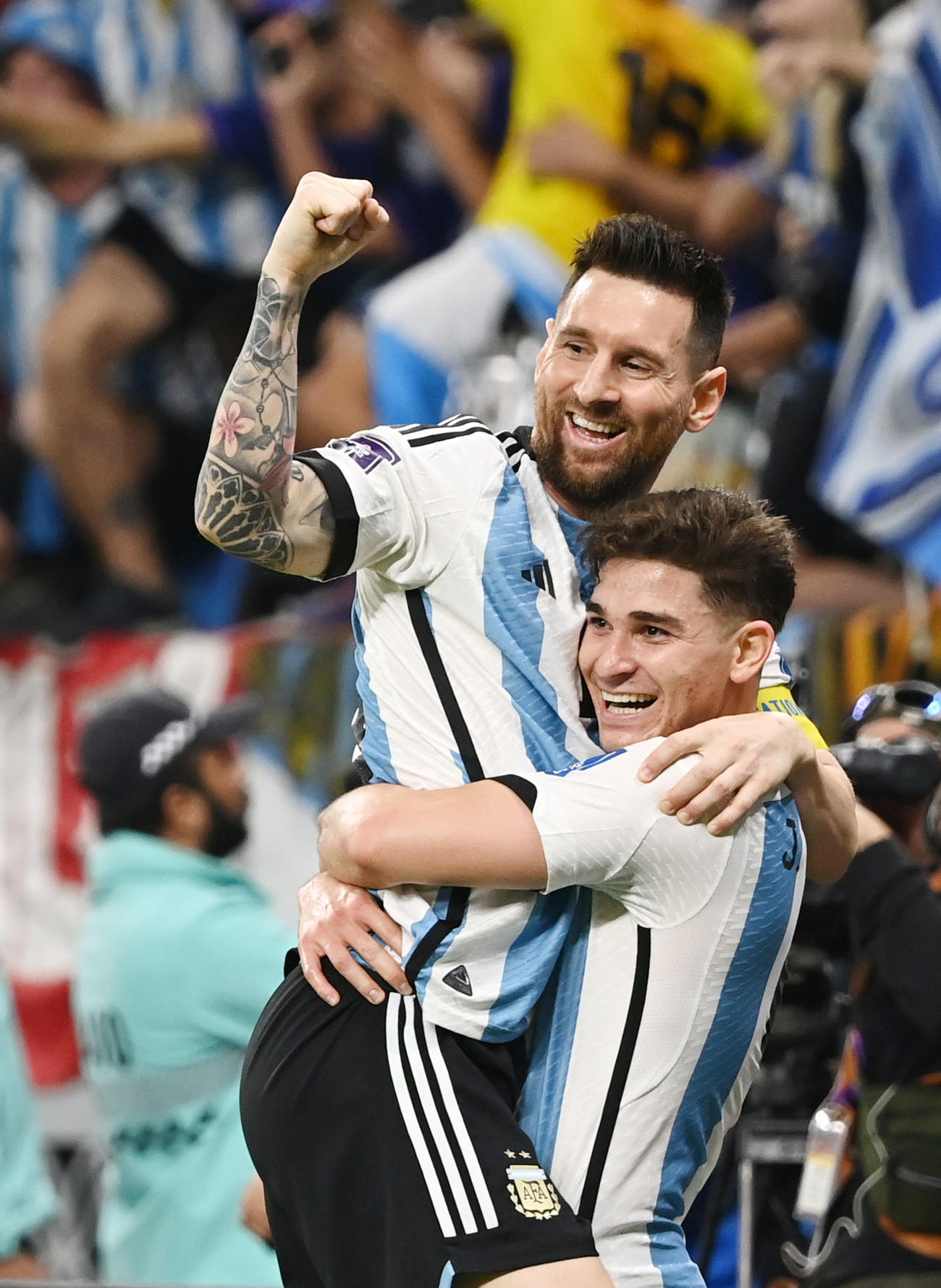 アルゼンチン対オーストラリア　後半、ゴールを決めたアルゼンチン代表フリアン・アルバレス（右）と抱き合うリオネル・メッシ（撮影・横山健太）