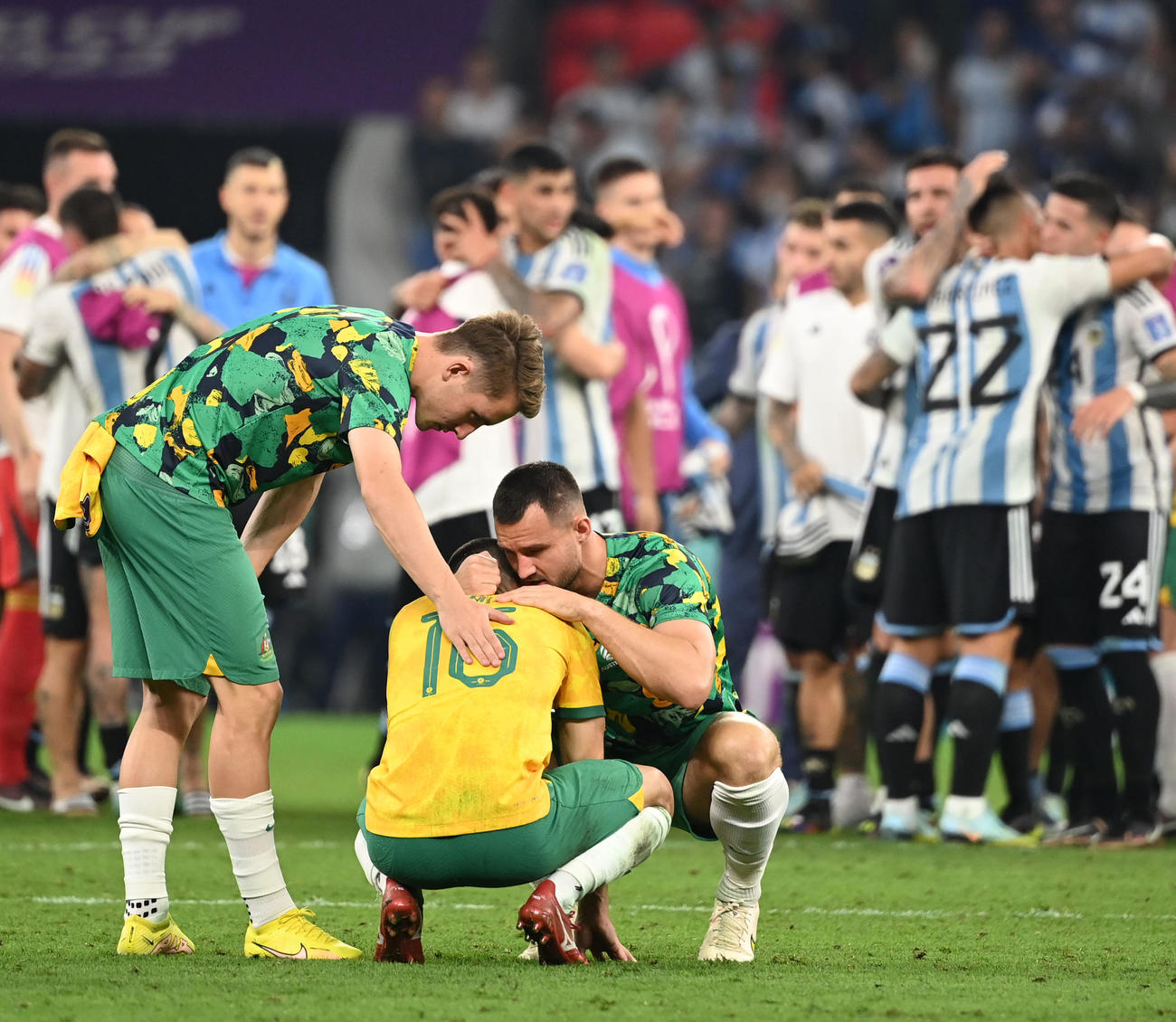アルゼンチン対オーストラリア　アルゼンチンに敗れ肩を落とすオーストラリアイレブン（手前）（撮影・横山健太）