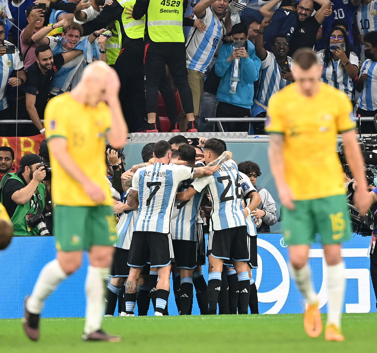 アルゼンチン対オーストラリア　前半、リオネル・メッシが先制ゴールを決め歓喜するアルゼンチンイレブン（撮影・横山健太）