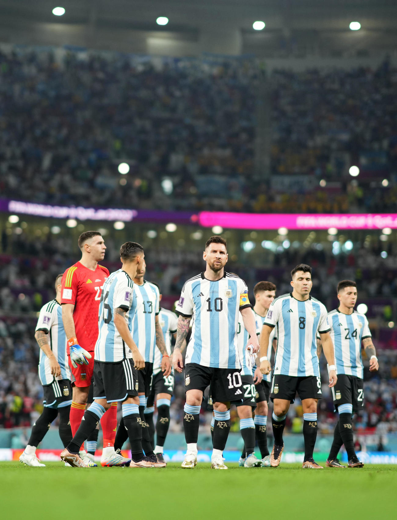 アルゼンチン対オーストラリア　試合へ向かうリオネル・メッシ（中央）らアルゼンチンイレブン（撮影・横山健太）