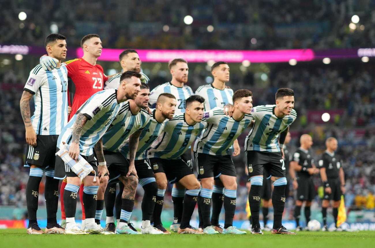 アルゼンチン対オーストラリア　試合前、整列するリオネル・メッシ（手前左）らアルゼンチンイレブン（撮影・横山健太）