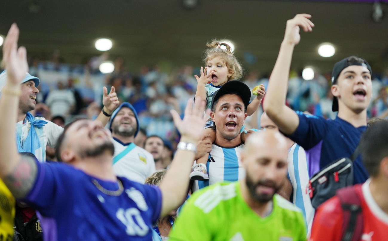 ラウンド16　アルゼンチン対オーストラリア　試合前、盛り上がるアルゼンチンサポーターの中心でフルーツをほおばる赤ちゃん（撮影・横山健太）