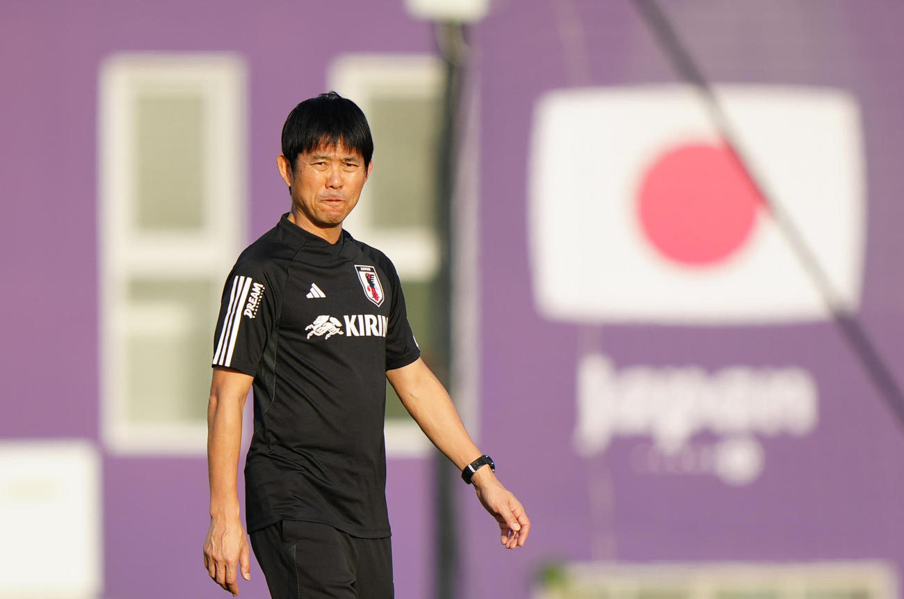 練習前、報道陣にあいさつする森保監督（撮影・江口和貴）