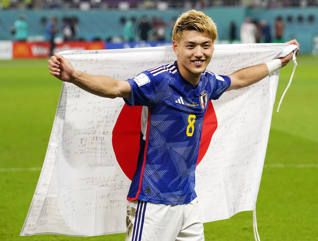 日本対スペイン　国旗を手に笑顔を見せる堂安（2022年12月1日）