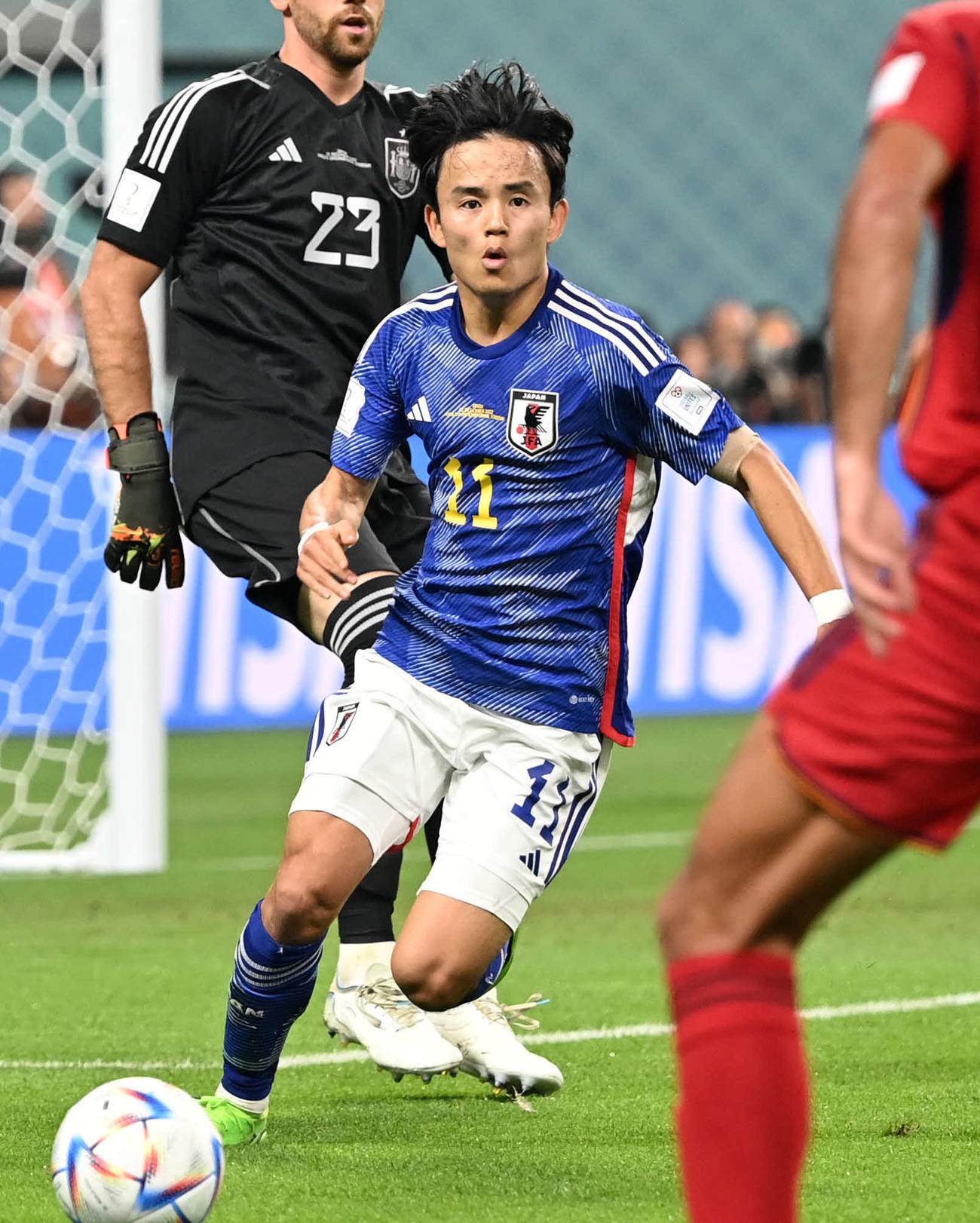 日本対スペイン　前半、ボールを追う久保建英（中央）（2022年12月1日撮影）