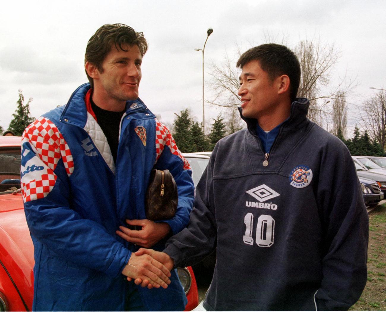 98年Ｗ杯得点王のスーケル（左）と握手を交わすカズ＝1999年3月23日