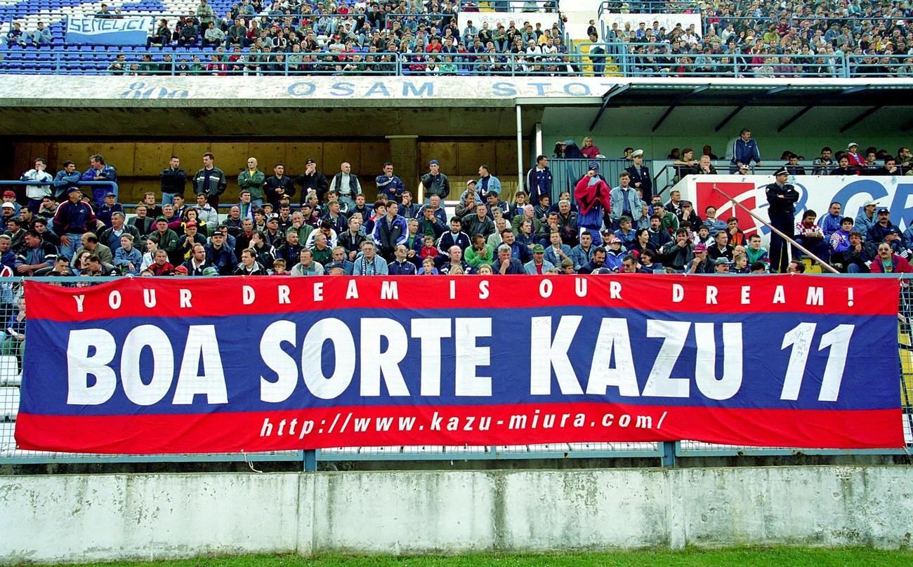 アウェーにもかかわらずC・ザグレブのカズ（三浦知良）を応援する横断幕が掲げられた＝1999年5月23日