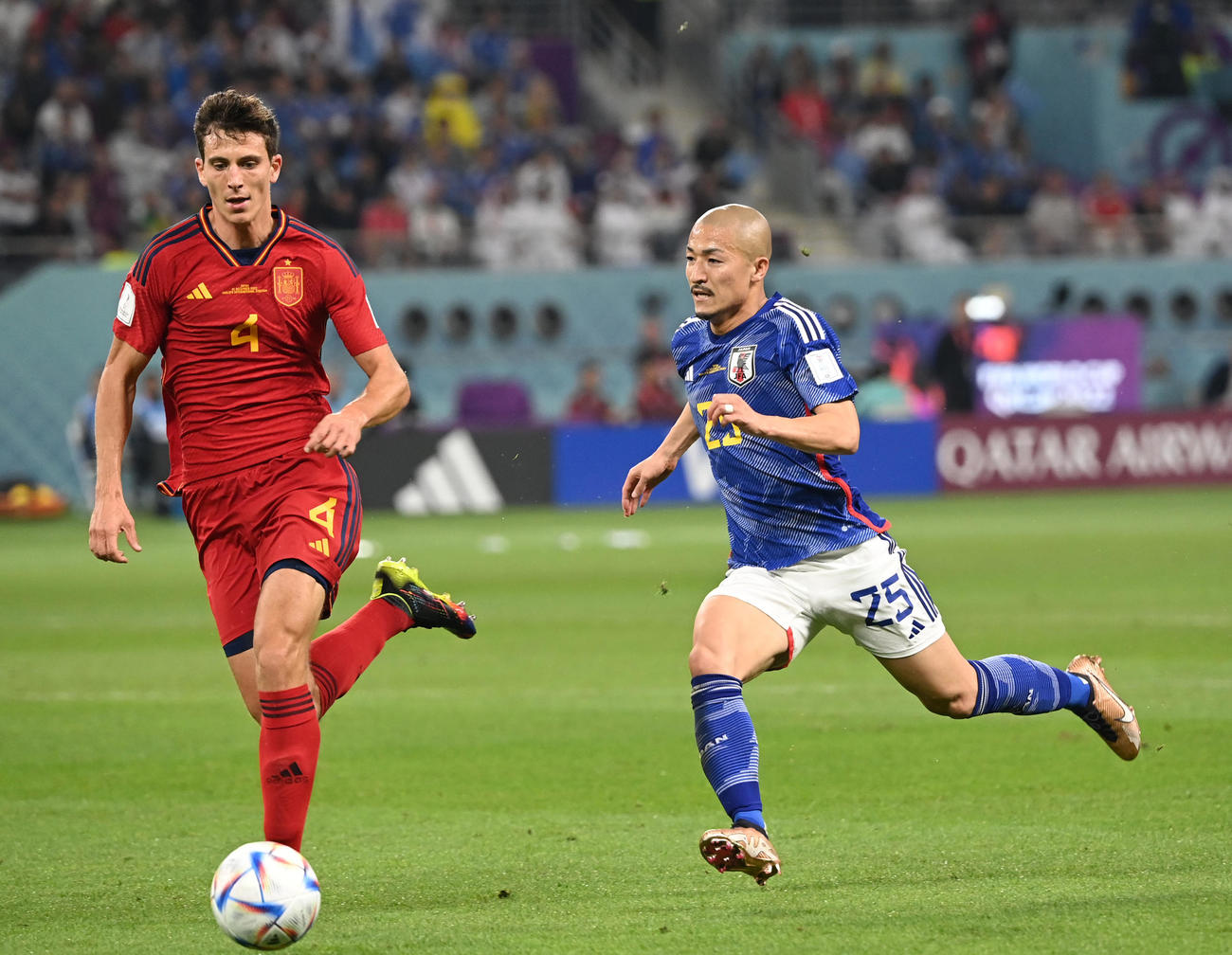 日本対スペイン　前半、ボールを追う前田。左はスペイン代表パウ・トレス