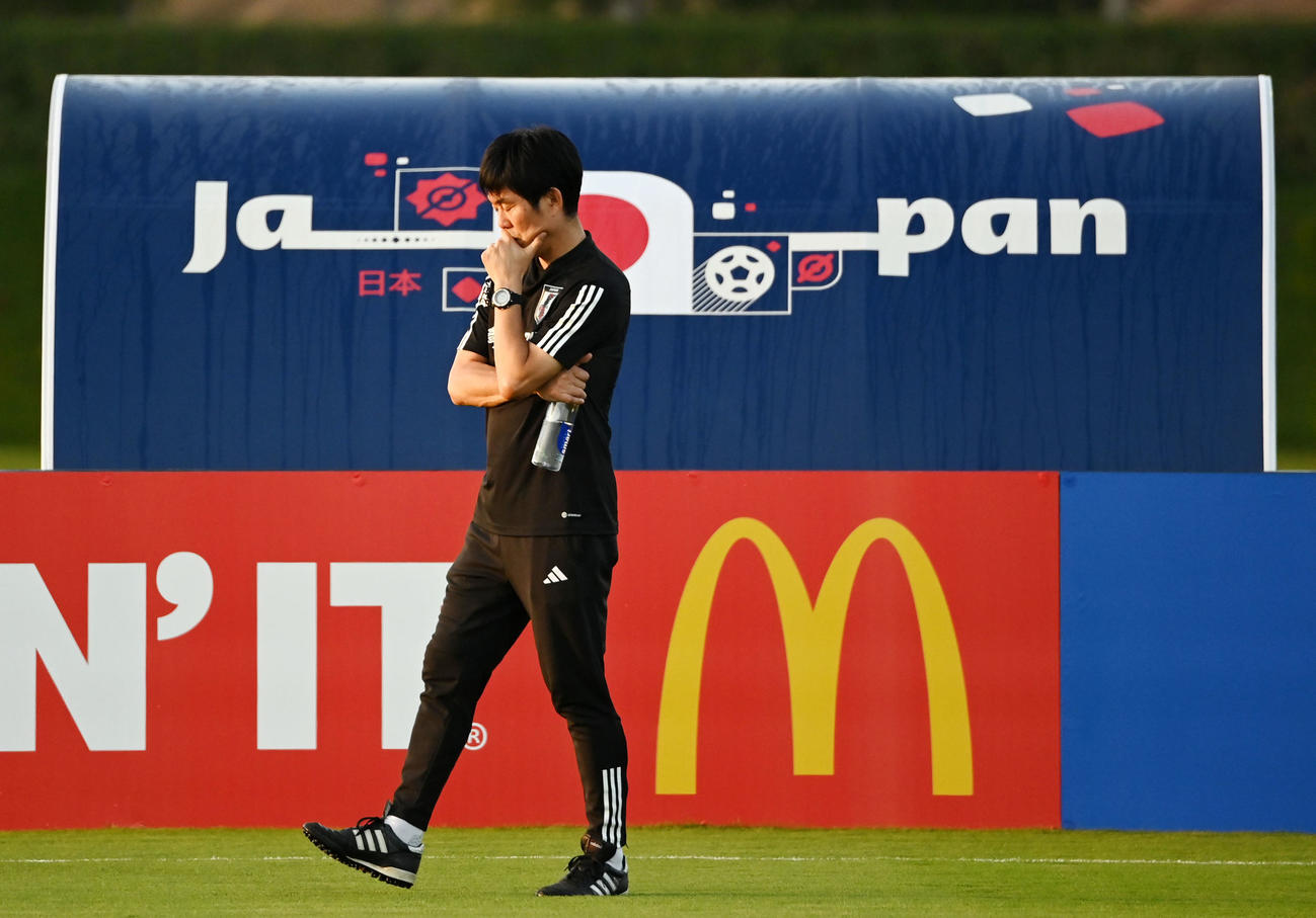 考え込みながらピッチを歩く日本代表森保監督（撮影・横山健太）
