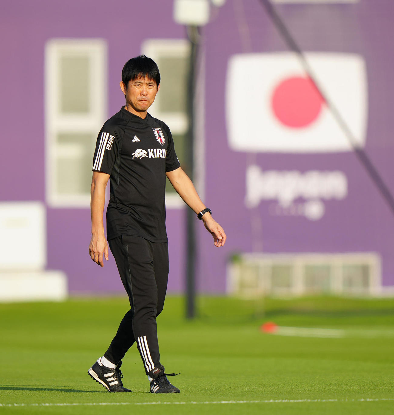 練習前、報道陣にあいさつする森保監督（撮影・江口和貴）