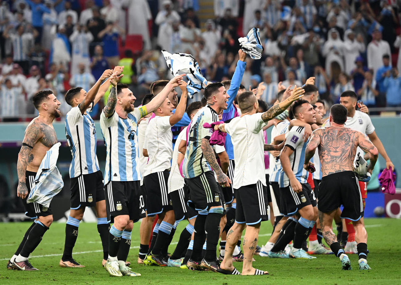 アルゼンチン対オーストラリア　オーストラリアを下しベスト8進出を果たし歓喜するリオネル・メッシ（左から3人目）らアルゼンチンイレブン（撮影・横山健太）