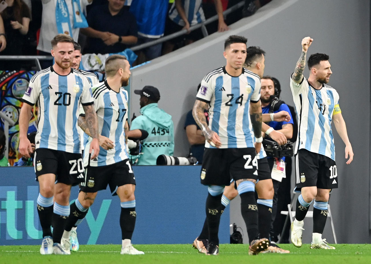 アルゼンチン対オーストラリア　前半、先制ゴールを決めガッツポーズするアルゼンチン代表リオネル・メッシ（右）（撮影・横山健太）