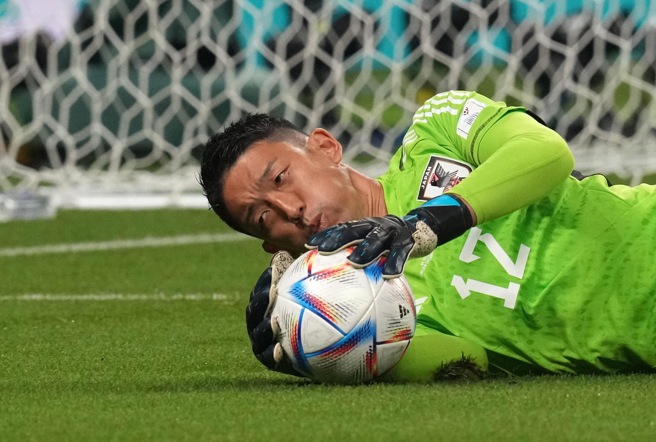 日本対スペイン　後半、シュートをキャッチするGK権田（2022年12月1日撮影）