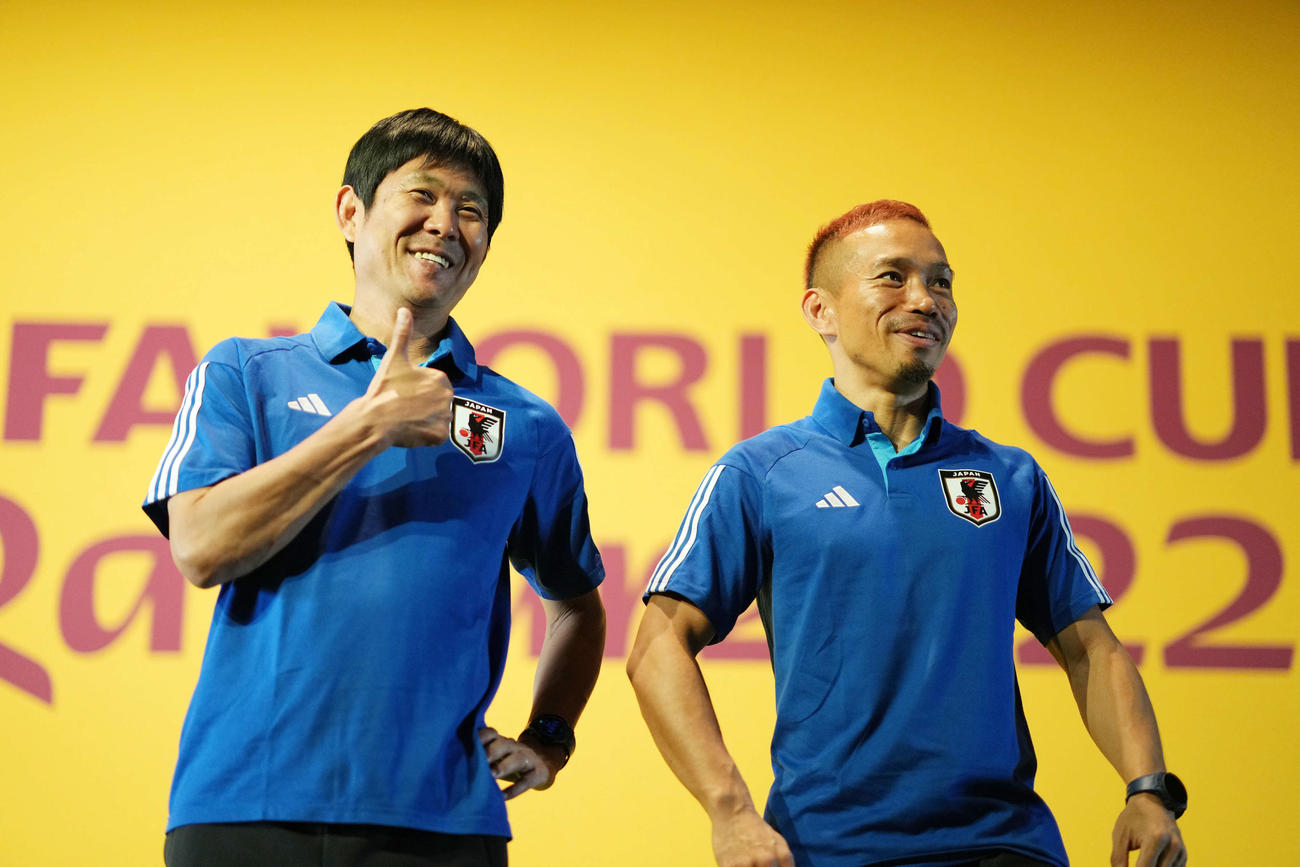笑顔で公式会見に臨む日本代表森保監督（左）と長友（撮影・横山健太）
