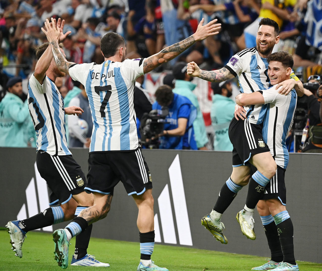 アルゼンチン対オーストラリア　後半、ゴールを決めたアルゼンチン・アルバレス（右）と抱き合うメッシ（撮影・横山健太）