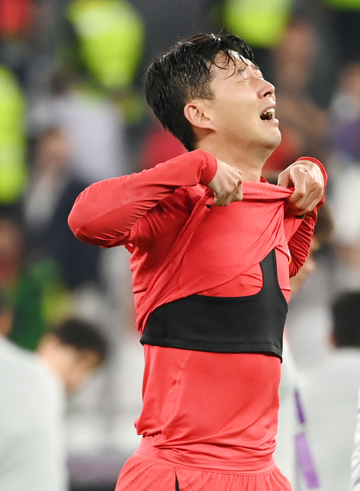 韓国対ポルトガル　グループEを2位で決勝トーナメント進出を決め涙する孫興民（ソン・フンミン）（撮影・横山健太）
