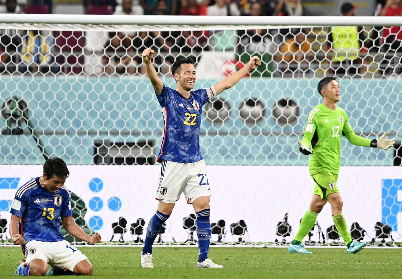 日本対スペイン　スペインに勝利しE組1位で決勝トーナメント進出を決めて歓喜する、左から守田、吉田、GK権田（2022年12月1日撮影）
