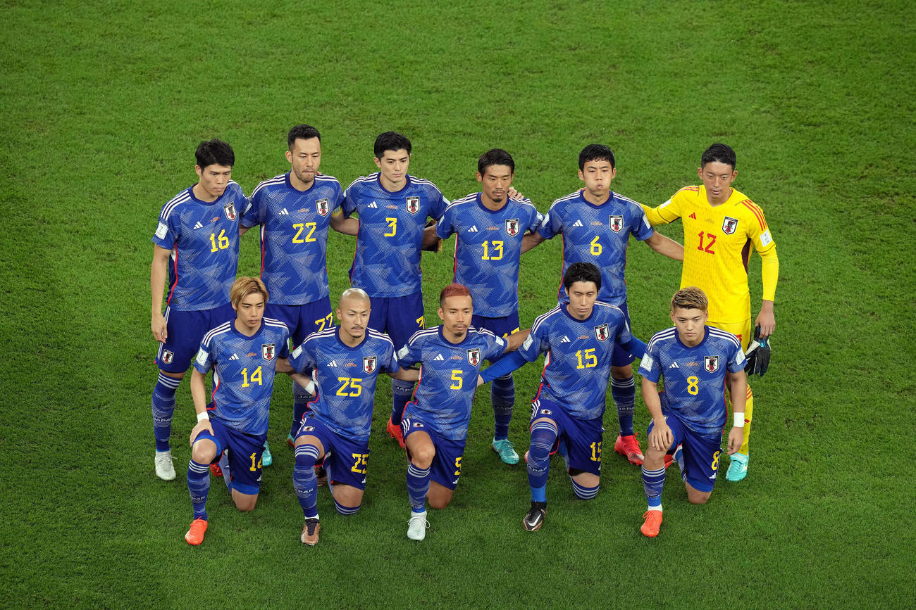 日本対クロアチア　試合前、記念撮影する日本の先発メンバー。前列左から伊東、前田、長友、鎌田、堂安、後列左から冨安、吉田、谷口、守田、遠藤、GK権田（撮影・パオロ　ヌッチ）