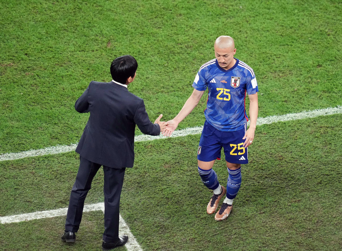 日本対クロアチア　後半、交代した前田（右）は森保監督とタッチ（撮影・パオロ　ヌッチ）