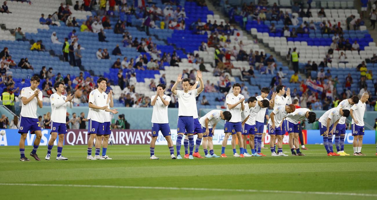 試合前、観客にあいさつする吉田（中央）ら日本代表（共同）