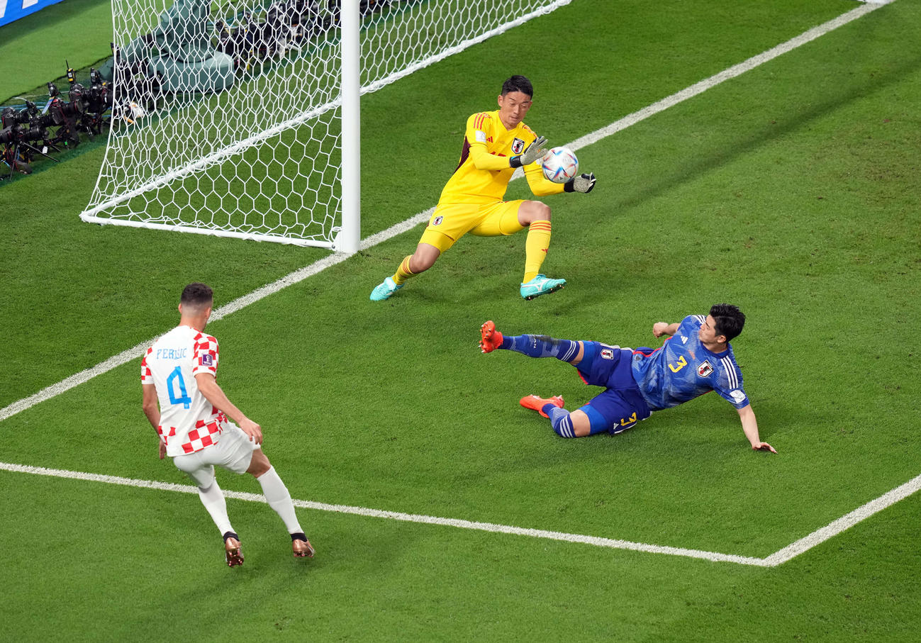 日本対クロアチア　前半、GK権田（中央）はクロアチア・ペリシッチのシュートをセーブ。右は谷口（撮影・パオロ　ヌッチ）