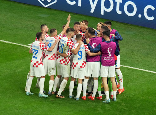 日本対クロアチア　後半、同点ゴールを決めたペリシッチ（中央）を祝福するクロアチアの選手たち（撮影・パオロ　ヌッチ）