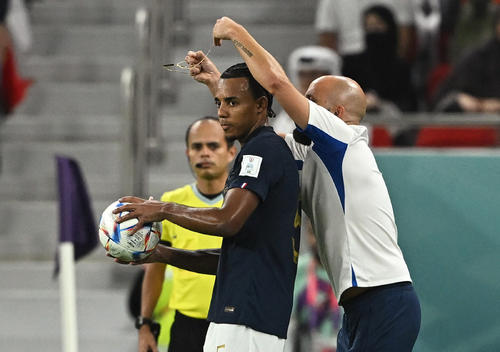W杯】フランスDFクンデに副審からネックレス外すよう指示、試合前の
