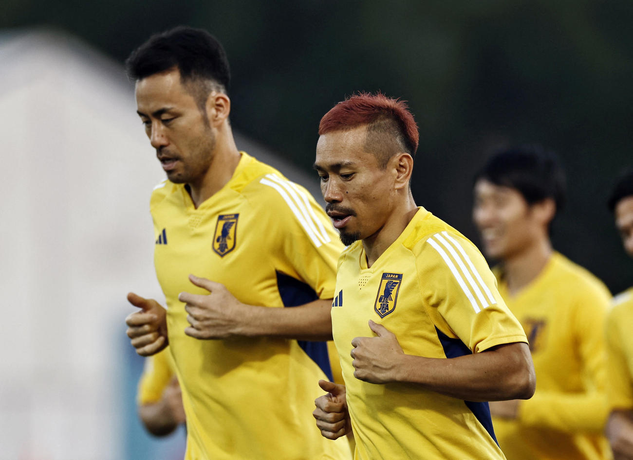 ランニングで調整する吉田（左）と長友（ロイター）