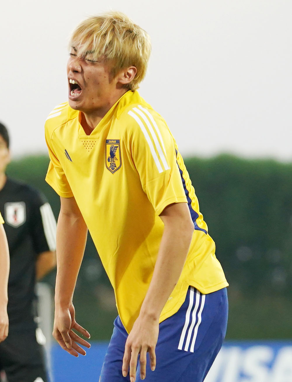 足をぶつけ痛そうな表情を見せる伊東（撮影・横山健太）