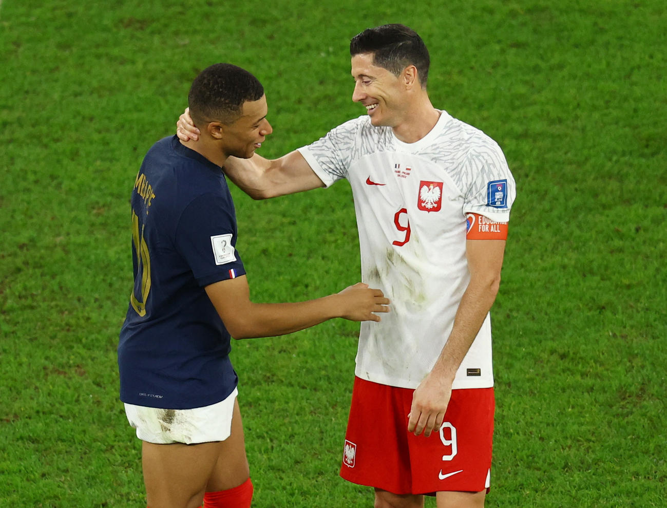試合後、健闘をたたえ合うポーランド・レバンドフスキ（右）と２得点のフランス・エムバペ（ロイター）