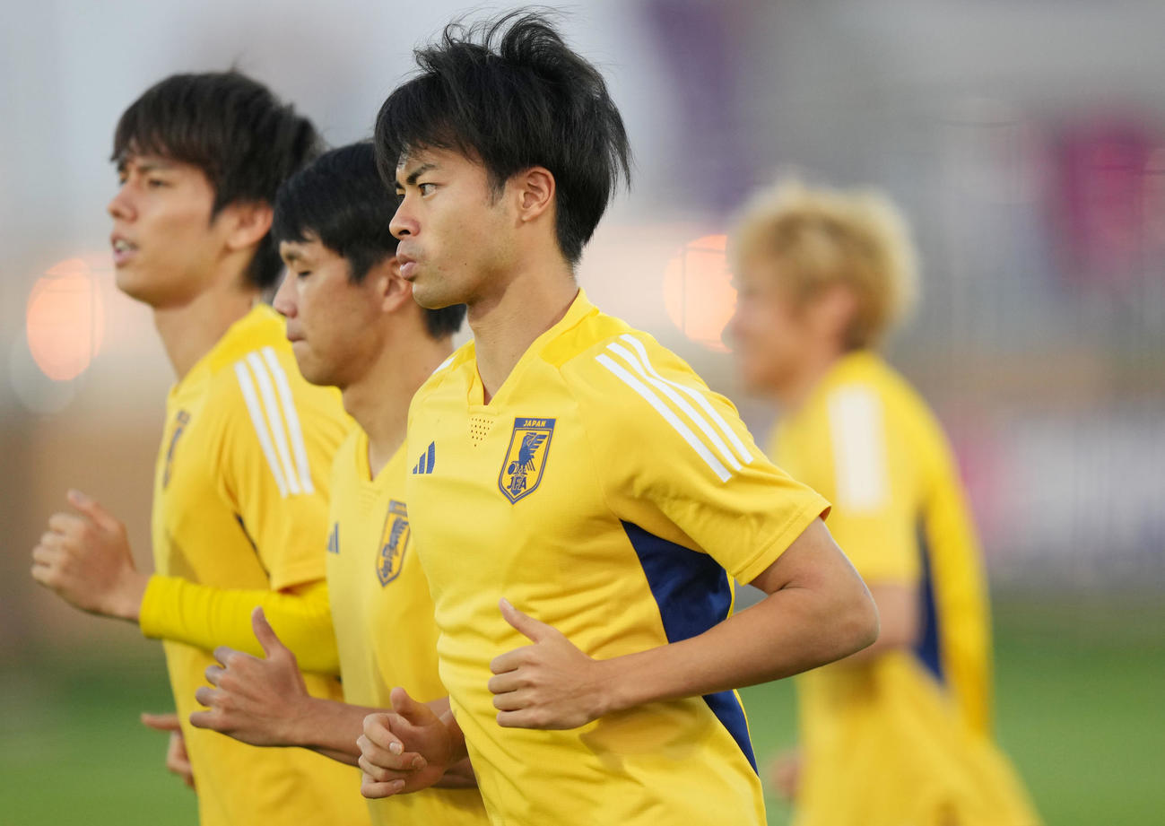 ランニングをする三笘（手前）（撮影・横山健太）