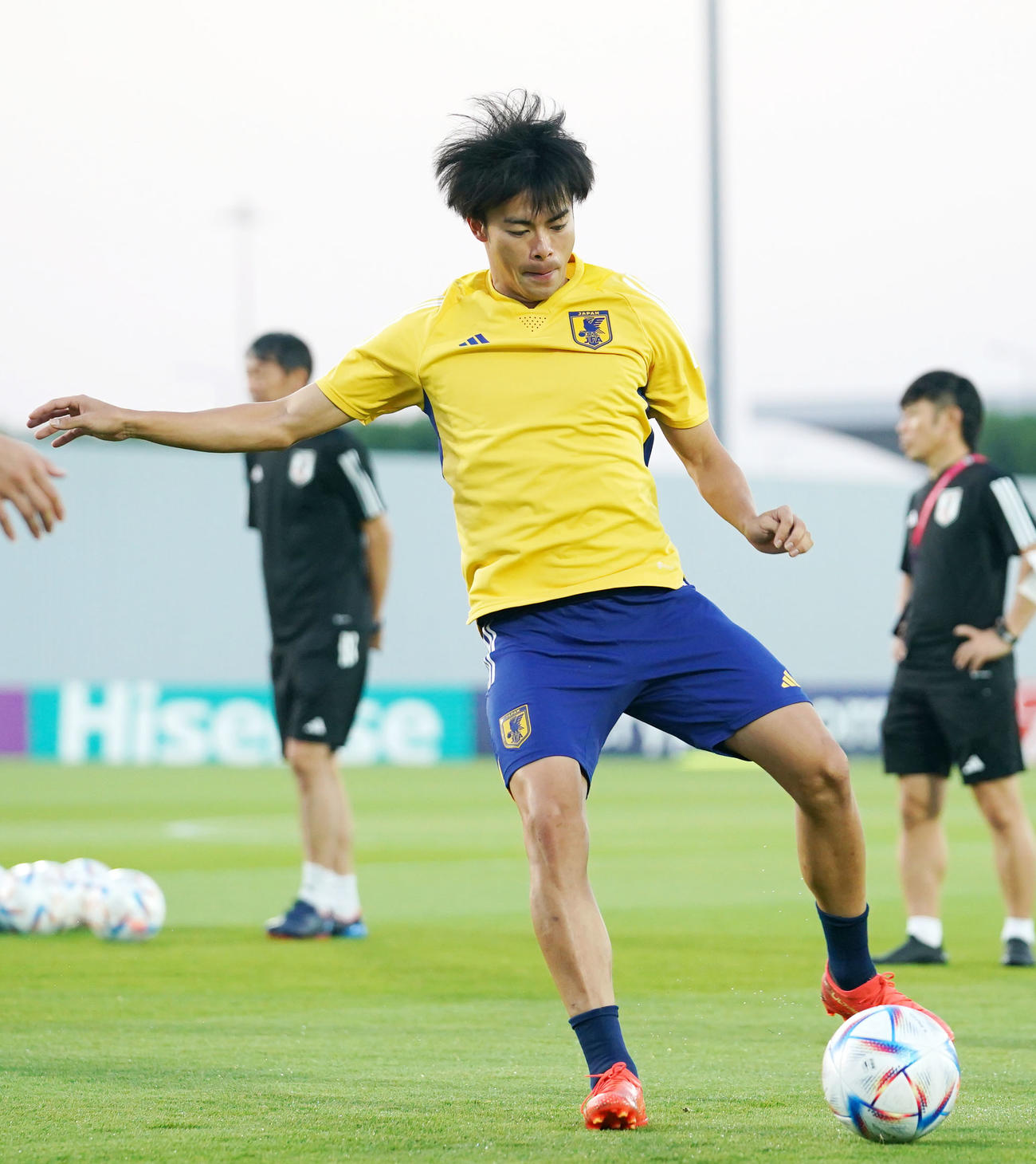 ボール回しで軽快な動きを見せる三笘（撮影・横山健太）