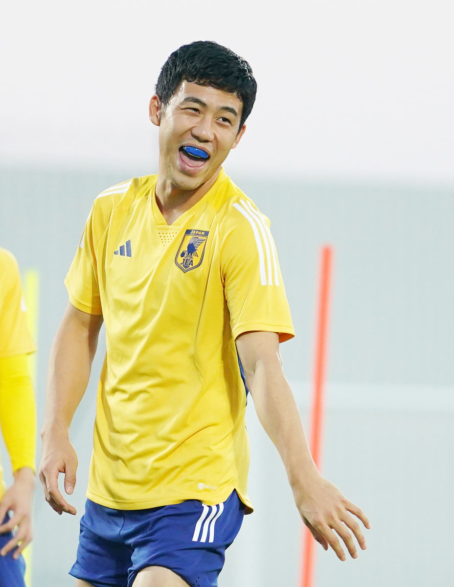 笑顔を見せる遠藤（撮影・横山健太）