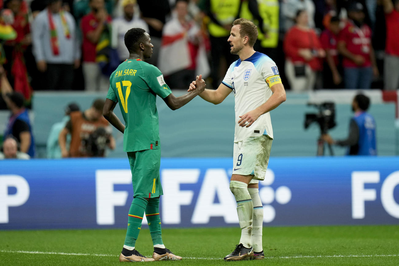 イングランド－セネガル戦、試合を終え握手を交わすセネガルのパプマタル・サール（左）とイングランドのケーン（AP）