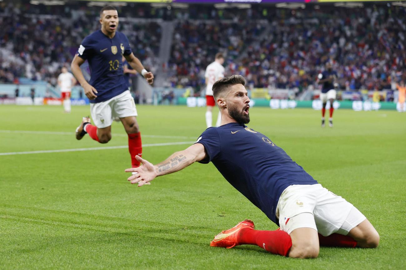 フランス―ポーランド　前半、先制ゴールを決め、喜ぶフランスのジルー（右）（共同）