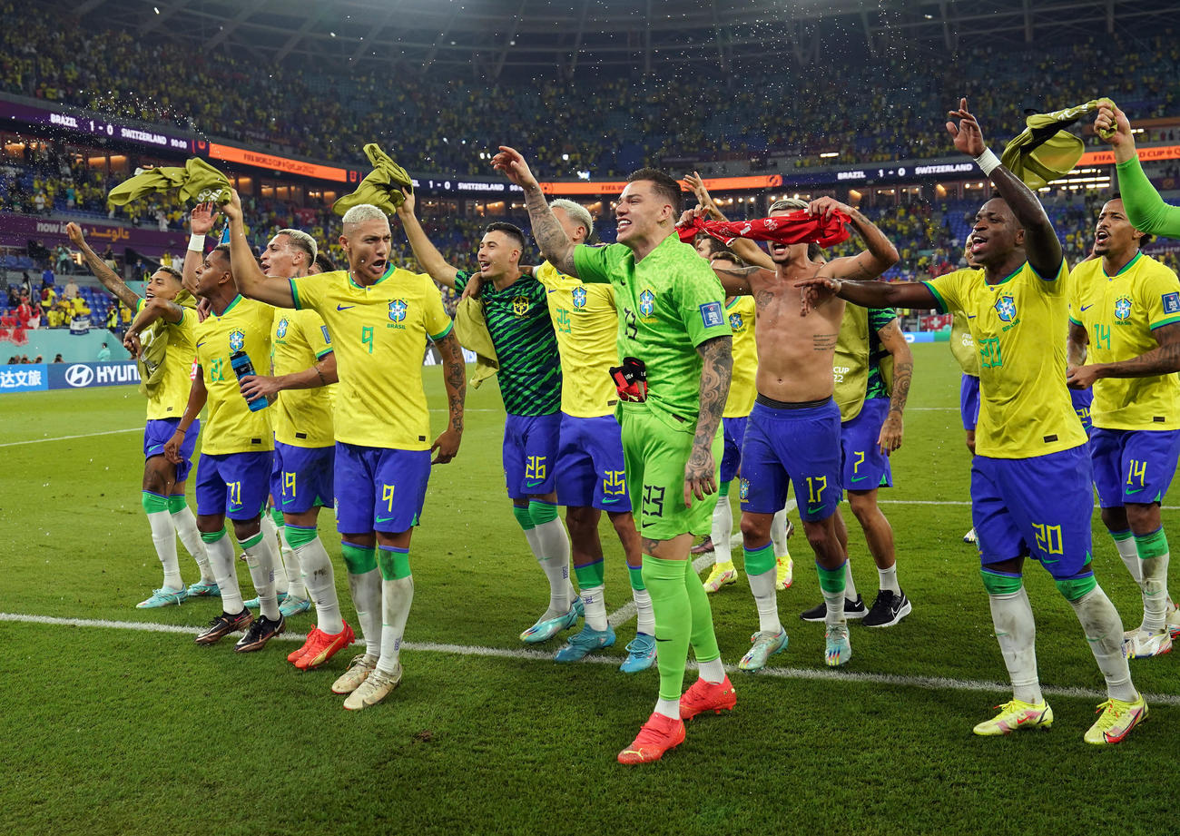 22年11月28日、ブラジル対スイス　勝利し、喜ぶブラジルの選手たち