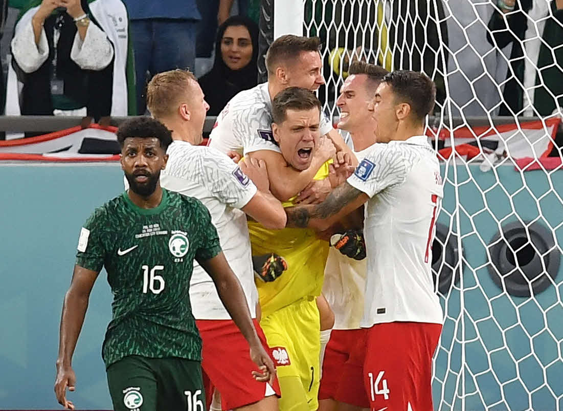 22年11月26日、前半、サウジアラビアのPKを阻止し喜ぶポーランドGKシュチェンスニ（中央）（ロイター）