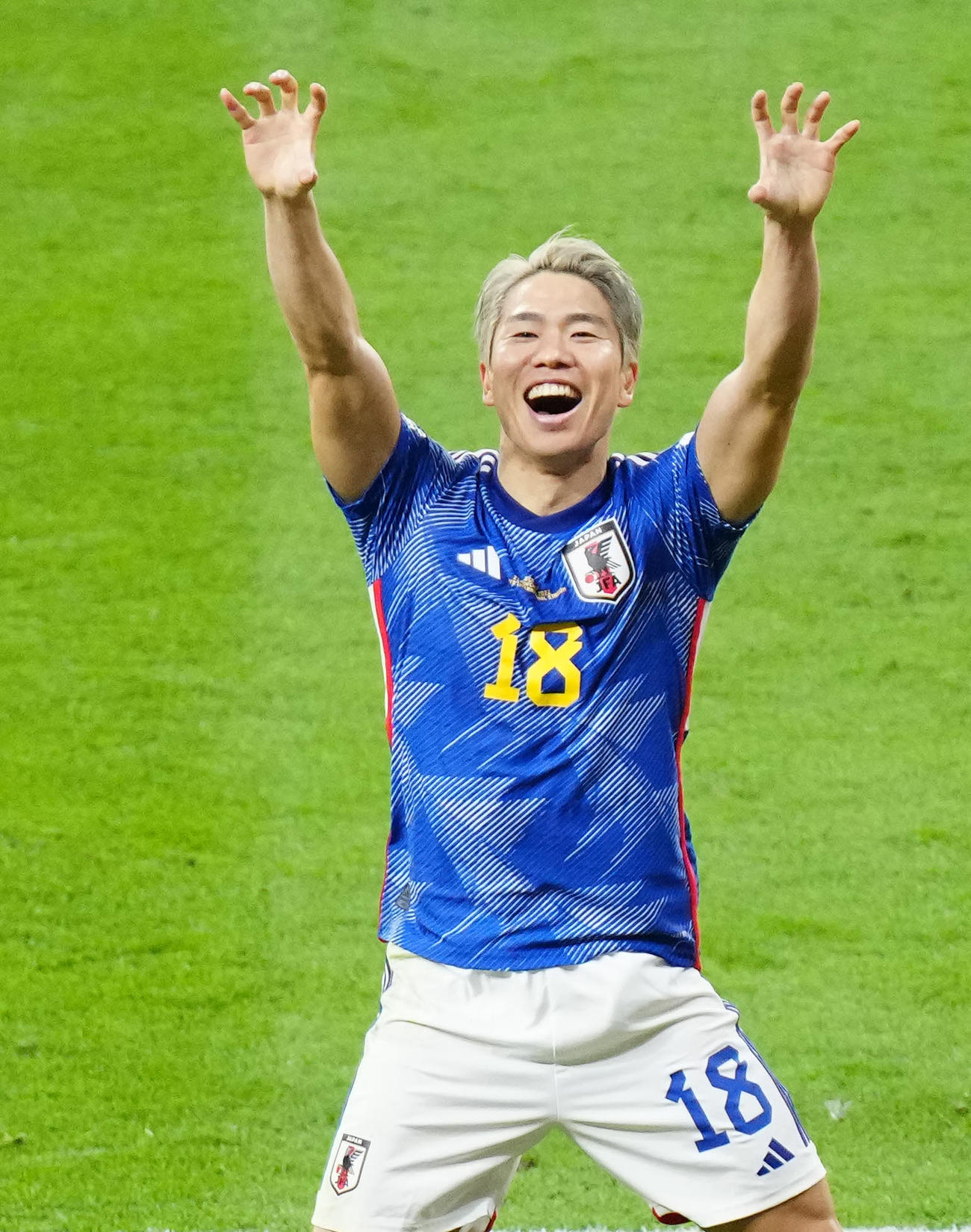 22年11月23日、ジャガーポーズを見せる浅野拓磨