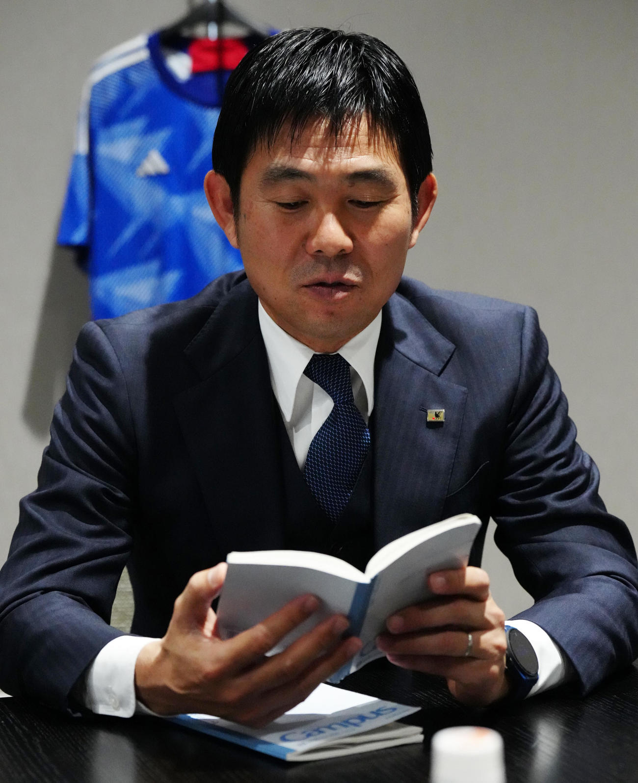 10月、インタビュー中、ノートに記したメモを見つめる森保監督