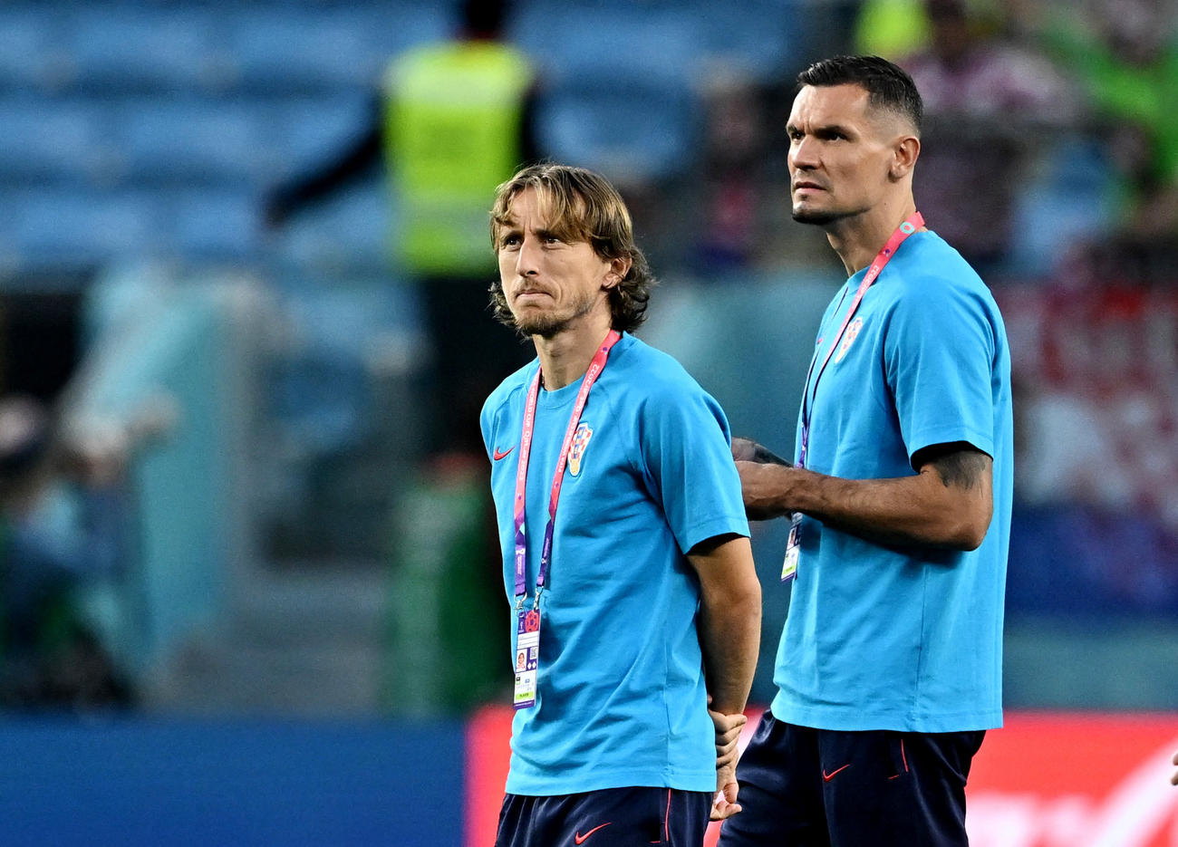 試合前、ピッチに立つクロアチアのモドリッチ(左)とロブレン(ロイター)
