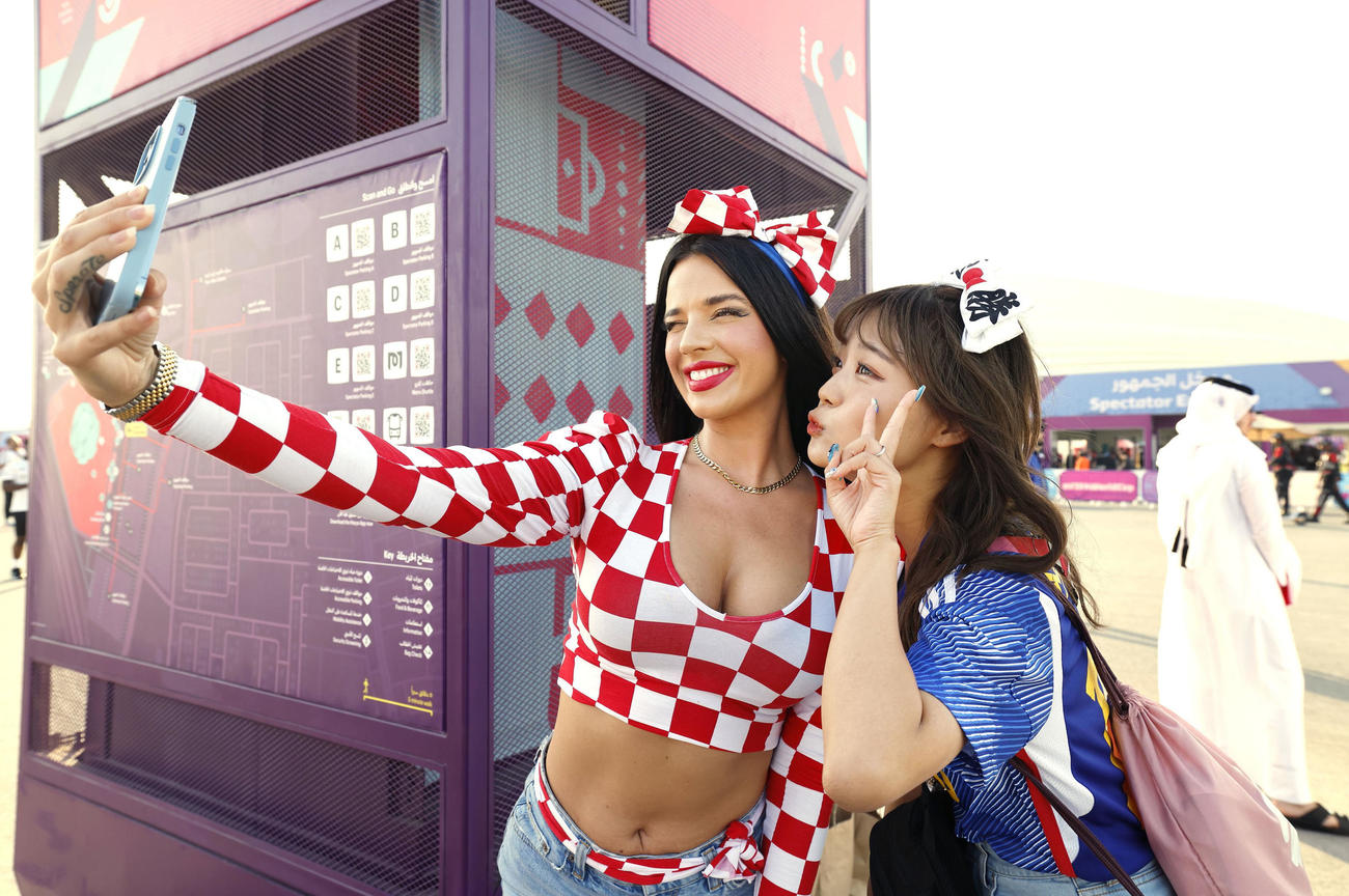 イワナ・ノールさんと日本の女性サポーター(共同)
