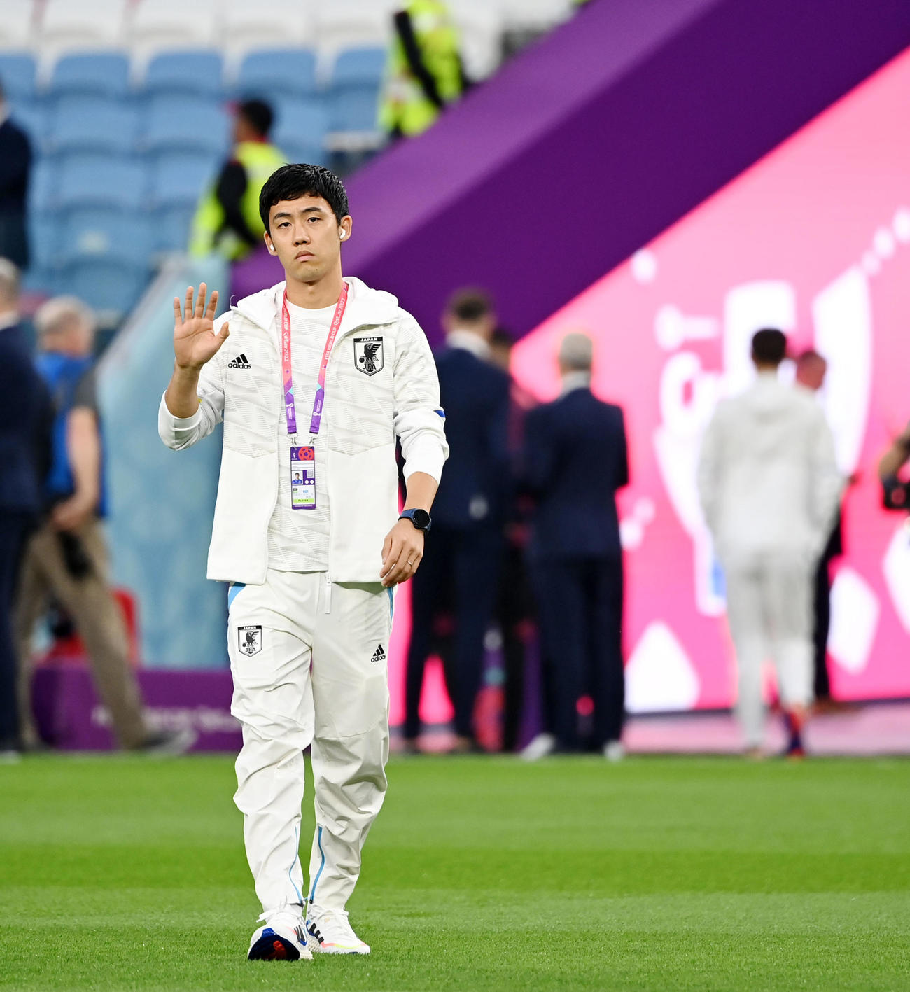 日本対クロアチア　試合前、ピッチを確認する遠藤（撮影・横山健太）